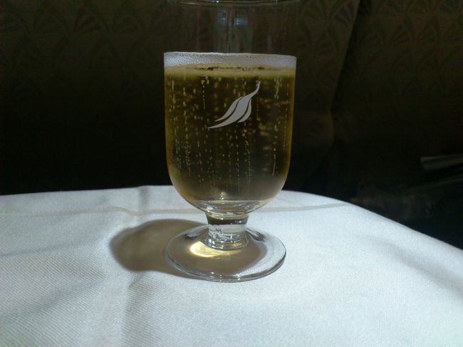 ウェルカム・シャンパンです♪<br /><br />コロンボまで、眠るためにも飲んどくか！