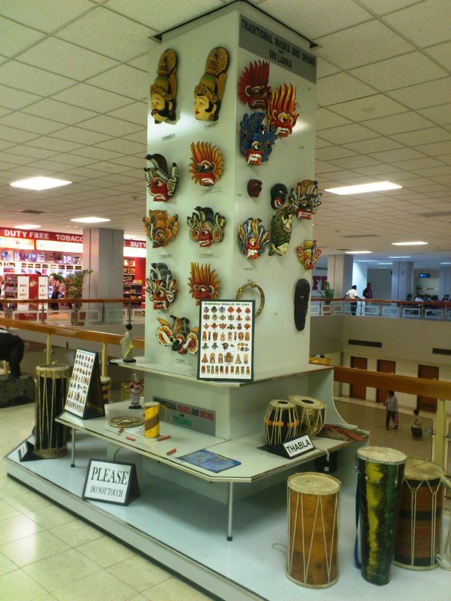 さ、コロンボに着きました。<br /><br />いつものマスクが迎えてくれました♪