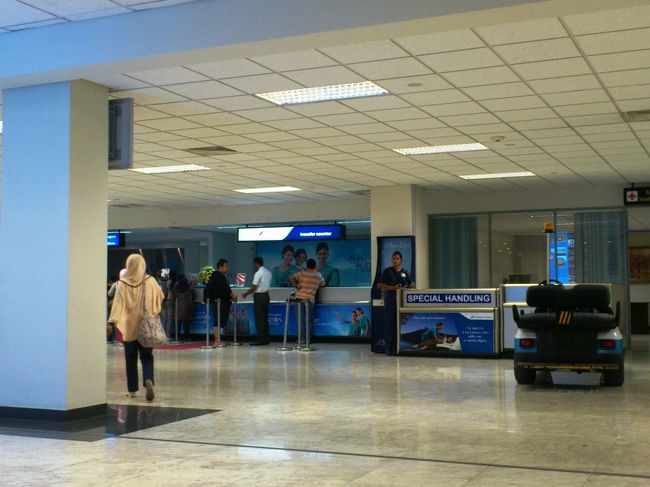 乗継カウンターでチェックインです。<br /><br />スタッフが慣れてないようで、思いっきり時間がかかりました。<br />タイ航空の正式カウンターとのコンタクトがうまくいかず・・・システムもダウンして・・・ラウンジで待っていて欲しいと言われ・・・搭乗券が手元に来たのは搭乗の30分前・・・おいおい！<br /><br />さっきまでモルディブで、のんびりしていたのがウソのようです。<br />気持ちは、次の滞在のタイに・・・！<br /><br />コロンボ発の航空券・・・さ、いってきま〜す！また、1年以内に戻ってくるからね♪