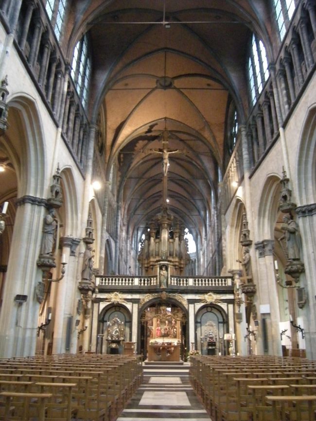 聖母教会の中。