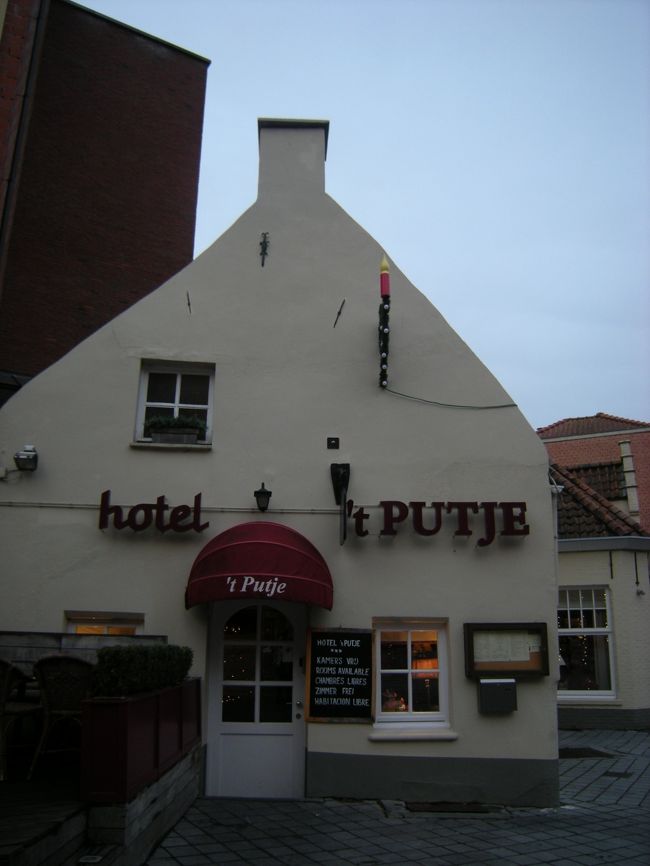 ホテルへ戻って、預けてた荷物を持って駅へ！！<br /><br />ホテルの外観です。