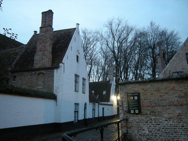 帰りに「ペギン会修道院」へ。　世界遺産です。<br /><br />写真禁止だったので、入り口の写真・・・<br /><br />修道院の中も入れたかも？！私は教会しか入れませんでした。<br /><br />荷物もあったし(+_+)