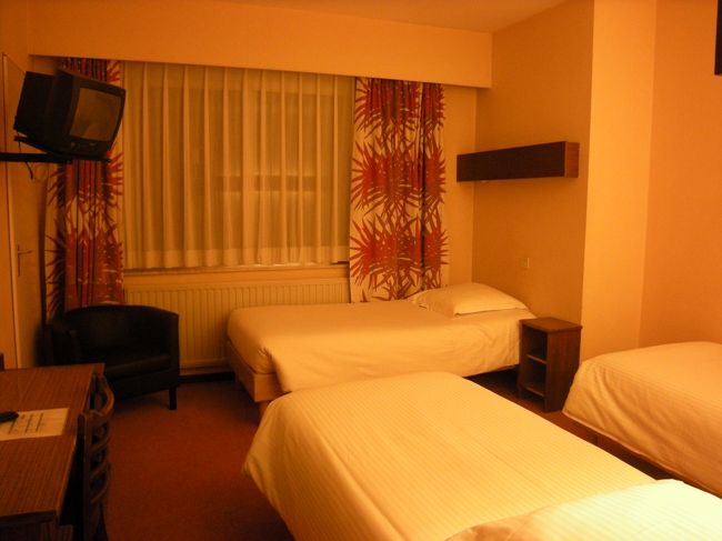 電車でブリュッセルに移動。<br /><br />ホテル最寄の駅から、ちょっと迷子・・・。出口が違かった！<br /><br />「ホテル・ヴァン・ベレ」<br /><br />夜だけグランプラスへのシャトルバスが出てます。