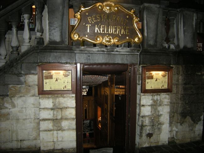 グランプラスへ。<br />ライトアップしてませんでした・・・。<br />しかもクリスマスの準備中(+_+)<br /><br />夜ご飯は「ケルデルク」へ。