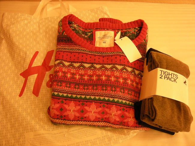 午前中にH&amp;Mで購入したセーターとタイツ２足セット。<br /><br />セーター29.95<br />タイツ 14.95<br /><br />日本で買うより安いのかな？！