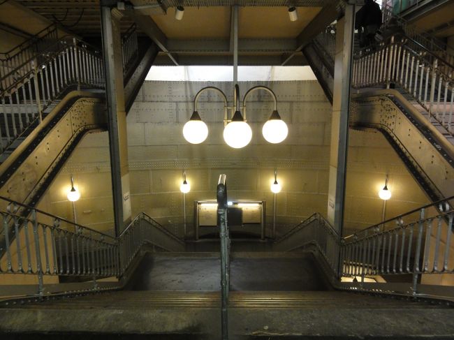 地下鉄の　「シテ駅」　で降ります。