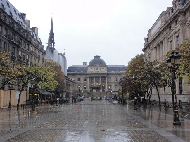 地下鉄の階段を登り右に見えたのが　「最高裁判所」　です。<br /><br /><br />反対側を歩くと、「ノートルダム寺院」　です。