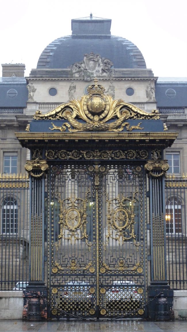 写真の　「最高裁判所」　の隣が　「サント・シャペル」　です。