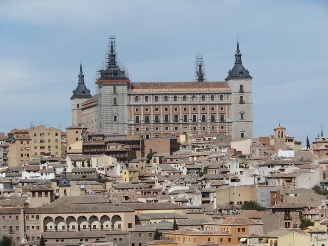 もうひとつ目立つのがアルカサル。<br />イスラム時代の要塞跡地に建設され、その後何度か修復され、現在は軍事博物館となっています。