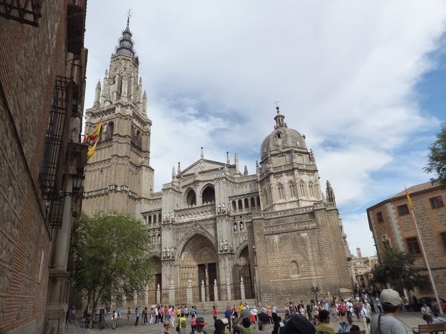 マヨール広場から、残念ながら外観のみ。<br />