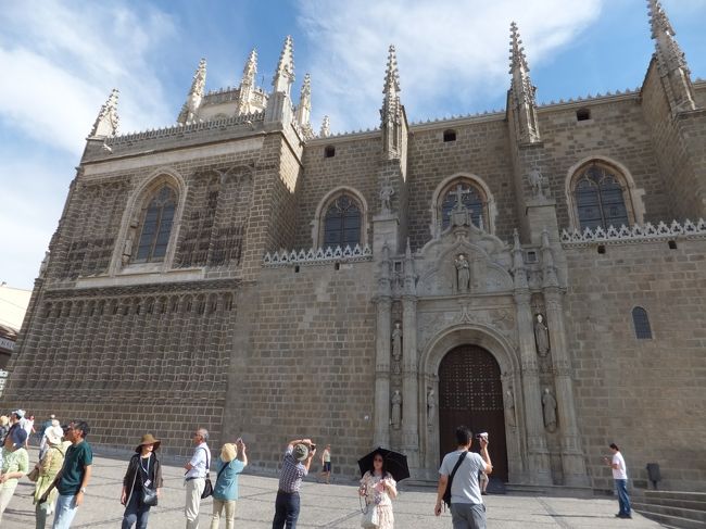 サン・ファン・デ・ロス・レイエス教会<br />前を通っただけですが、内部の装飾と回廊の彫刻は素晴らしいようです。<br />また、外の鎖と足枷はイスラム教徒との戦いに勝利した際、解放されたキリスト教徒が繋がれていたものだそうです。