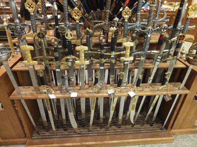 お土産店では剣なども売られていました。<br />結構重いです。<br />中々、面白かったです。<br /><br />