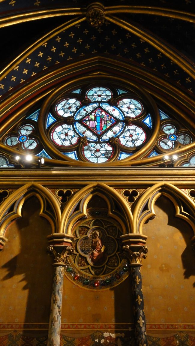 ただ、「キリストの聖遺物」、「茨の冠」、「十字架の木片」　が納められていた歴史的な教会です。<br /><br /><br />「フランス革命」　で遺物は散逸してしまいました。<br /><br /><br />