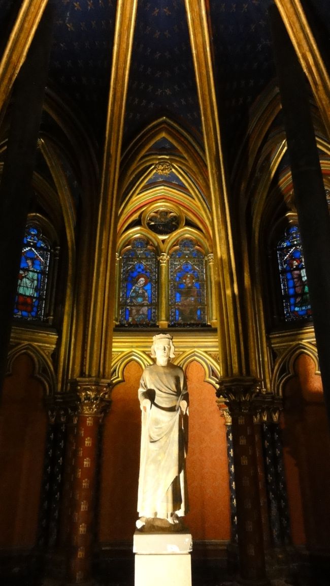 「ルイ９世」　の像です。