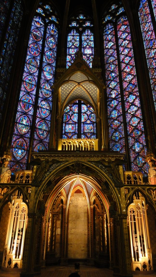 この素晴らしい　「ステンドグラス」　がウリです。<br /><br /><br />残念ながら外が　「薄暗い」　ので　「光が差し込んだときの本来の美しさ」　がでません。<br /><br /><br />「晴れた昼過ぎ」　がベストの事。