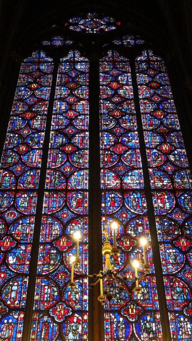 パリ最古の　「ステンドグラス」　で　「聖書の物語」　が描かれている模様。<br /><br /><br />反対側に大きな　「西ファッサード（正面）のバラ窓」　があり有名らしいのですが　「見落とし」　ました。