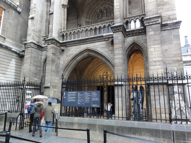 直前の入口では　「手荷物検査」　を受けて、ここが教会への入口です。<br /><br /><br />ほとんど並ばずに入れました。