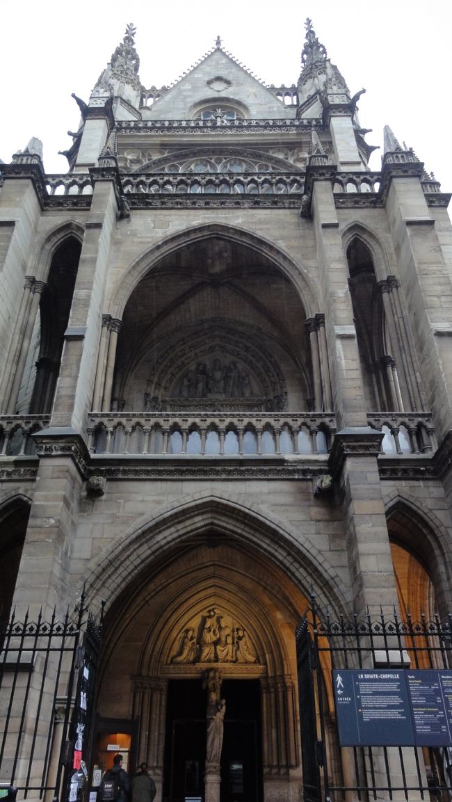 教会建設の後援者は　「ルイ９世」　です。