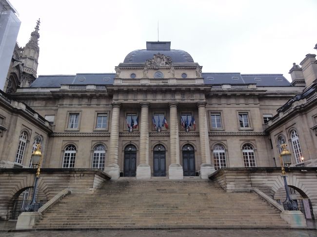 出口ですが　「最高裁判所」　の正面から出ました。