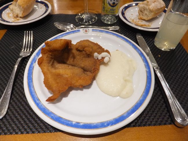 メインはポークカツレツとマッシュポテト。<br />ポークは薄くて食べやすかったです。<br />スペインもポテトはよく食べるのだなあと実感。