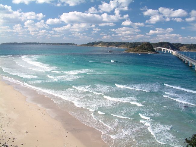 さらに進み角島へ。<br />角島大橋前。<br /><br />日本海のイメージとは異なるエメラルドグリーンの砂浜。<br /><br />実際のところ、西日本では日本海は南側から見られるので順光になるから、晴れの日は色がはっきりとする。<br />そこが白砂の浅瀬であれば、このように南国のような景観を呈す。