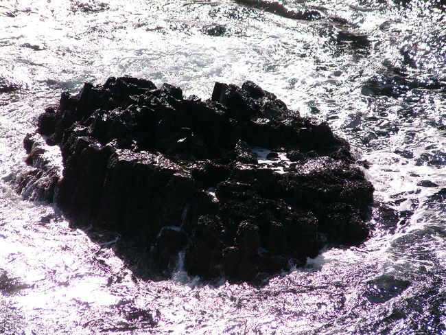 橋を渡る。<br /><br />照り返しを受けて岩礁がコントラストをあげている。