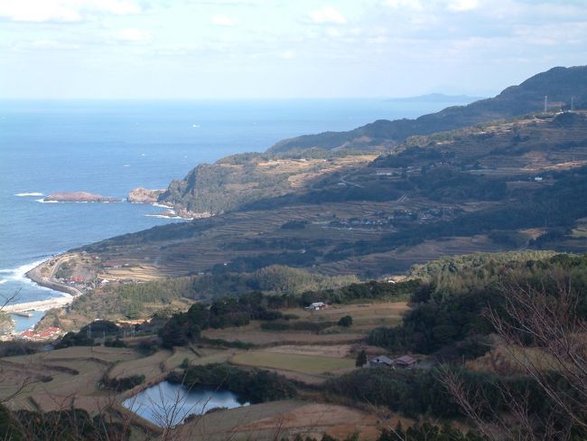 油谷半島に向かう。<br /><br />海に面して棚田が作られている。<br />こういう海岸線の農地を見るたびに思うのだが、塩分とか平気なのだろうか。