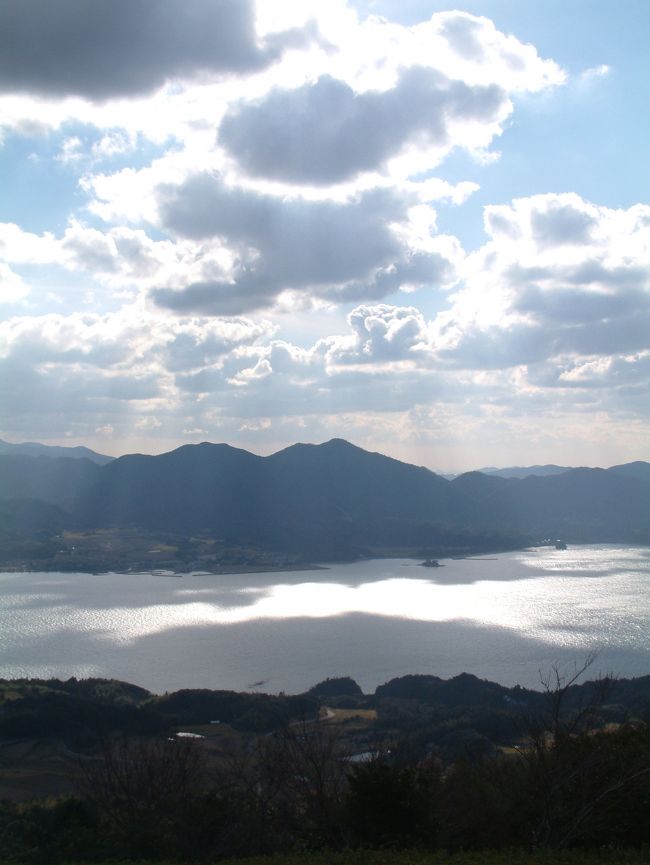 雲間から湾に日差しが照りつけている。<br />穏やかな光景。