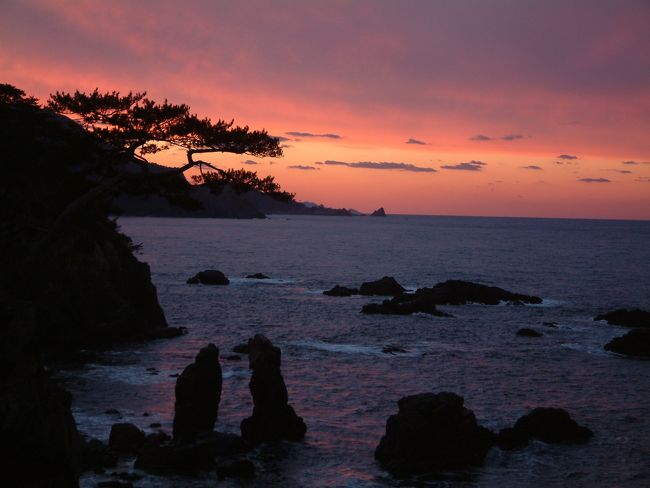 その東側。青海島へ。<br />複雑な海岸線が印象的な半島だ。<br /><br />ようやっと日が暮れていく。<br /><br />
