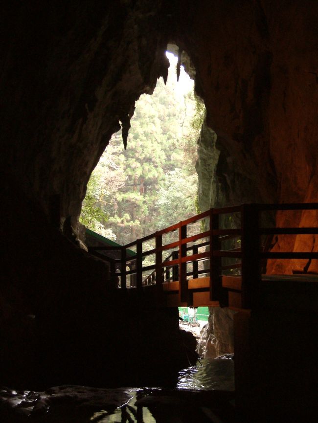 洞内をぐるりとめぐって入口へ戻る。