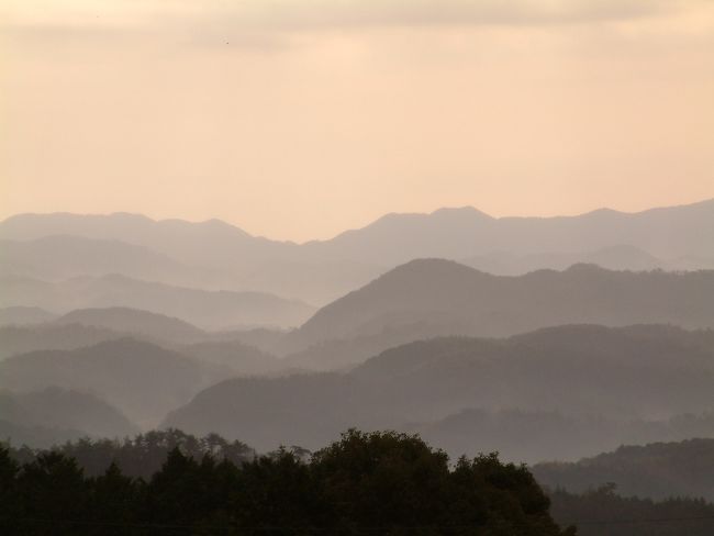 鍾乳洞のある台地は、いわゆるカルスト台地と称される。<br />雨水の浸食で鍾乳洞のできやすい石灰岩の地形だ。<br /><br />鍾乳洞を出ると、空はうす曇りとなっており、遠景の山々は墨で描いたような姿とと変わった。