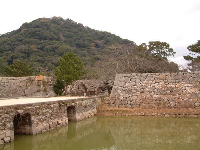 萩へ。<br /><br />長藩の城下町は僻地であることが幸いしたか、歴史的な街並みをよく残している。<br />散策が楽しいところだ。<br /><br />写真は湾につきだす萩城の小山。