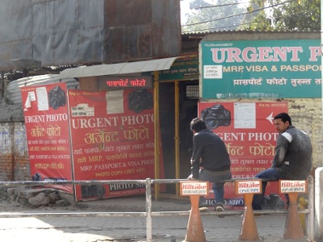　でも、普通は一片５センチの写真など持っていないので、現地で写真を撮り直すことになります。タメルに多数ある写真屋で、１シート300ルピー(300円)くらいから。普通は１シートに８枚写真が載りますが、このサイズなら3-4枚が限界かな。安い店でよければ、タメル西の大通り交差点にあるローカル向けのスピード写真店(写真)も使えます。すぐ近くにパスポートセンターがあるため、いつも大繁盛。料金は１シート180ルピー(180円)。<br /><br />　ビザ用の写真なんて適当でいいや、と思いがちですが、インドビザ申請の場合、書類に少しでも不備があると、丸一日無駄になります。ここは慎重に行きましょう。<br />