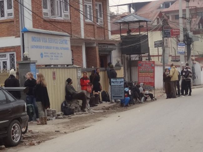 　ビザセンターは、朝の９時半開始。でも、朝7時前から人が並び始めます。私が申請した12月前半では、7時過ぎで10人前後、8時で30-40人。9時過ぎで50人前後。観光ピークの10-11月には、もっと人が並ぶことでしょう。日本人も毎回２−３人見かけました。写真のように、最初の十数人はビザセンターの壁に沿って並ぶため、歩道部分に座ったり、カバンを置いて場所をキープしたりできます。その後に来た人達は基本的に立って開門を待ちます。<br /><br />　朝早く来れば、開門までの待ち時間は長いけど、開門後の待ち時間は少なくて済みます。遅く来ればその逆。この辺りのさじ加減は難しいところですが、中でかなり待つことになるので、できれば30番以内をキープしたいところです。<br />