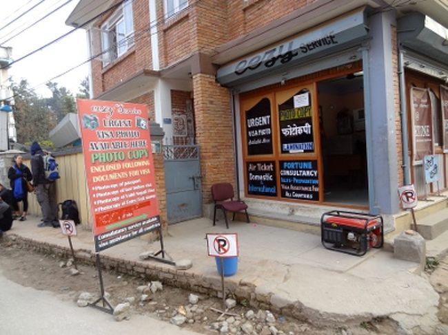 　ビザセンターの手前には、ビザ手続きを専門に行う代理店(写真)があります。主な業務は、オンライン申請の代行(代わりにタイプするだけ)とプリント、写真撮影、必要書類のコピーなど。私はコピーしか利用してませんが、いろいろ質問に答えてもらえて、大変助かりました。