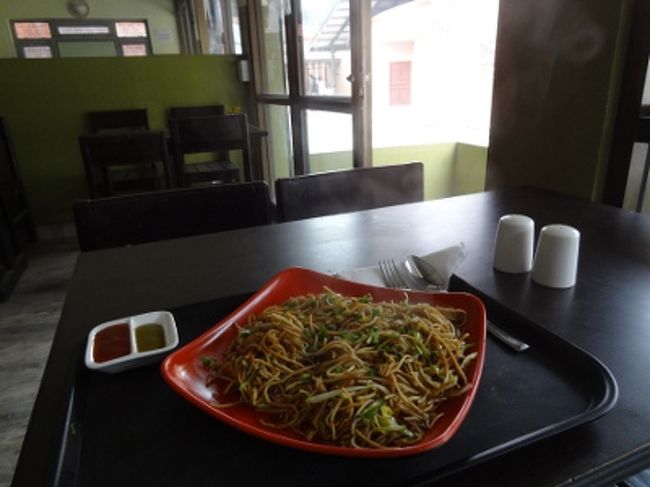 [基本ルーチン #2 - 開門まで時間つぶし] <br /><br />　開門まで2時間。ただ待つのも疲れるので、時々列を離れてぶらつきます。ビザセンターとインド大使館の間に一軒食堂があり、ここでチャイを飲んだり、軽い食事をとることができます。周りには売店など全く無いので、小腹が空いた時大変重宝します。