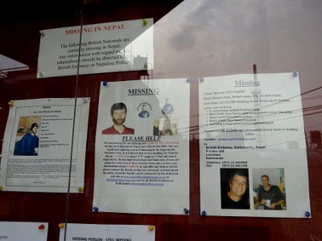 　ビザセンターの道路向かいにイギリス大使館があります。そこの入口にある掲示板をしばし閲覧。トレッキング中に行方不明になった三人の尋ね人情報が掲載されていました。いずれもエベレストエリアのトレッキング中に姿を消したとのこと。普通に歩いていれば、道に迷うことも崖から落ちることもないはずですが、もしかしてチベット方面にでも向かったのかな。