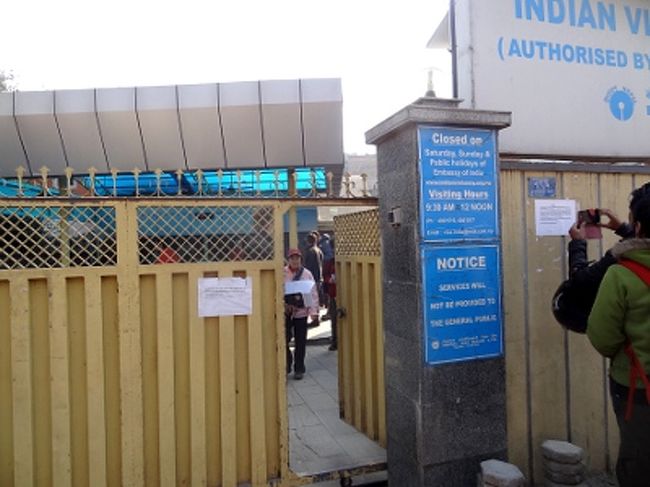 [基本ルーチン #3 - 入場]<br /><br />　そうこうしているうちに時は過ぎ、なんの前触れもなくゲート脇のドアが開きます。この開門時間は、おそらく警備員の気分次第。近くにいないと順番を飛ばされちゃうので大変です。この日は、早めの9時10分に開門。<br /><br />　ちなみに、早く開門しても早く処理が始まるわけではありません。この日は、なんと10時近くになって、やっと中の窓口が開きました。まったく、３時間前から並んでいる人もいるのに、それはないだろ！　清々しいほどのマイペースな仕事ぶりです。