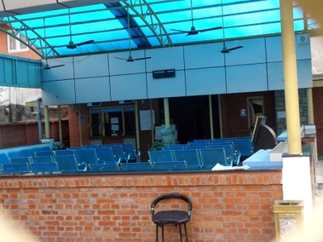 　中はこんな感じでサンルームっぽい開放的な空間。６０人くらい座れるかな。給水機もあり。正面左端に窓口が２つ。右端に問い合わせ窓口もありますが、たまにしか人がいません。