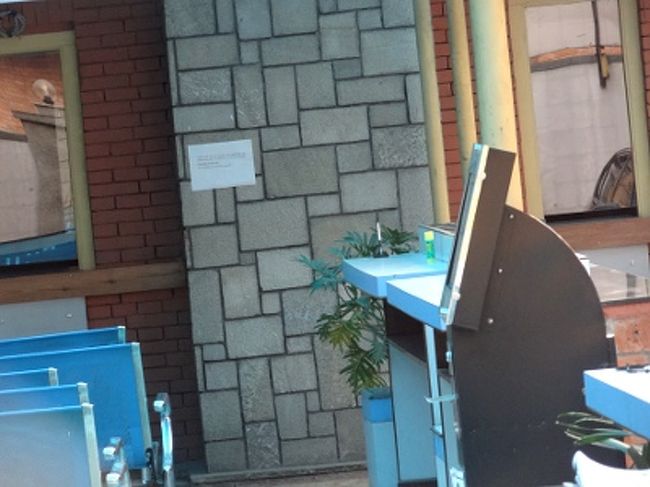 　順番に中に入り、機械から番号を受け取ります。タッチパネルで操作するようになっていて、メニューに従うと、観光ビザで今日が初日の人は、A1 A2..。二日目の人はC1 C2..。トランジットビザの申請に来た人はF1 F2といった感じに番号が与えられます。ただし、現在このスキームは機能しておらず、実際に窓口に呼ばれるのはAの番号だけ。CやFの番号を取った人は、後でそのことに気づいて職員や警備員に抗議するということが、毎日のように繰り返されます。張り紙貼っとけば済む話なのにね。ただ、開門直後の場合だけは、警備員がどんどんAの番号を出して手渡すので、この混乱は起こりません。その代わり、二日目なのにAでいいの？という問い合わせが毎日のように繰り返されます。だから、張り紙貼っとけよ！