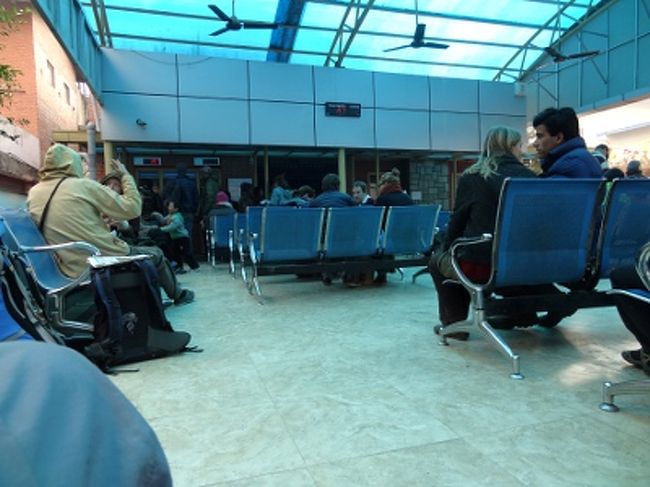 　番号をゲットしたら、まずは一安心。あとは、座って本でも読みながら自分の番が来るのを待つだけです。ただし..番号の進みが亀のように遅いのに少しがっくりきます。だいたい１時間に10-15人くらいのペース。一体、何がどうなったらそんなに時間がかかるのか不明ですが、とにかくそうなってます。50番以上の人は、12時ごろ戻ってきてもいいくらい。<br /><br />　なお、入口には開館時間が９時半から１２時と書かれていますが、基本的に全員の処理が終わるまで業務は続きます。その間、出入りは自由。入口の警備員がドアを開けてくれます。番号は正午以降も引き出せますが、申請書を受け付けてもらえるかは不明です(たぶんOK）。