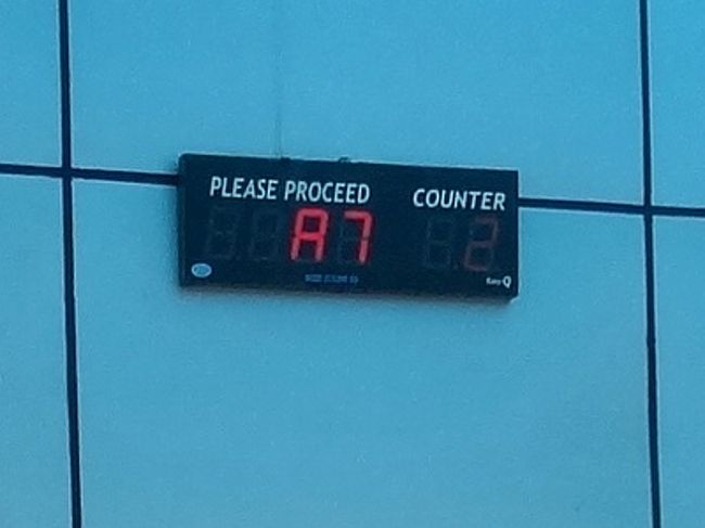 　これが正面の壁にある呼び出しボード。番号が変わるたびに英語で自動アナウンスが流れます。窓口は２つありますが、ひとつは現金支払い用のため、実質１つ(カウンター２)だけ。これだけ需給のミスマッチを毎日目にしておきながら、全く改善しようとしないところに、インド官僚主義のエッセンスを感じます。普段はお客様扱いを受けける先進国の旅行者も、ただ我慢して待つだけ。みんな、「インドだから」と諦めているのか、非効率なシステムに抗議する人さえいません。 <br /><br />　申請者が多い日などは、番号札が100を超えることもあります。でも、待てば必ず自分の番がやってきます。数字の高い番号は呼ばれても現れない人が多く、なおかつヤバくなると支払い用の窓口も申請書チェックに使ってスピードアップするからです(最初からそうしろよ！）。 