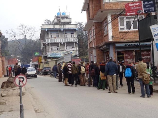 [Day2 - パスポート提出]<br /><br />　ポカラでのんびりした後、再びカトマンズに戻り、ビザセンターに並びます。最初の下見を含めると、もう三回目の訪問。来る途中に売店で新聞を買って、待ちながら読むのが習慣になりました。ちなみに英字紙のカトマンズポストが5ルピー(5円)、ヒマラヤンタイムズが3ルピー(3円)。読み終わったら地面にひいてゴザ代わりにします。<br /><br />　この日は２０番台で、１２時過ぎにに窓口へ。前回受け取ったレシートを提示すると、担当者は申請書の束から私の書類を探し出し、パスポートと共に別の書類の山に移し替えました。本国参照は問題なく処理されていたようです。今日はこれだけ。翌日の午後５時に来るように言われます。順調に事が進んでいるようですが、「９日も待たされた」「パスポートを出すためだけに半日捨てた」という事実は何も変わりません。<br />