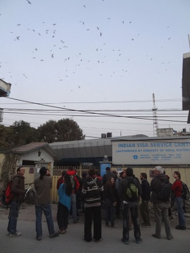 [Day3 - ビザ受け取り]<br /><br />　翌日、ビザセンターのゲート前に、４時半くらいから人が集まり出します。特に列は作らず写真のような感じで開門待ち。徐々に暗くなり始め、気温も下がり、なぜかカラスの大群が空を舞います。