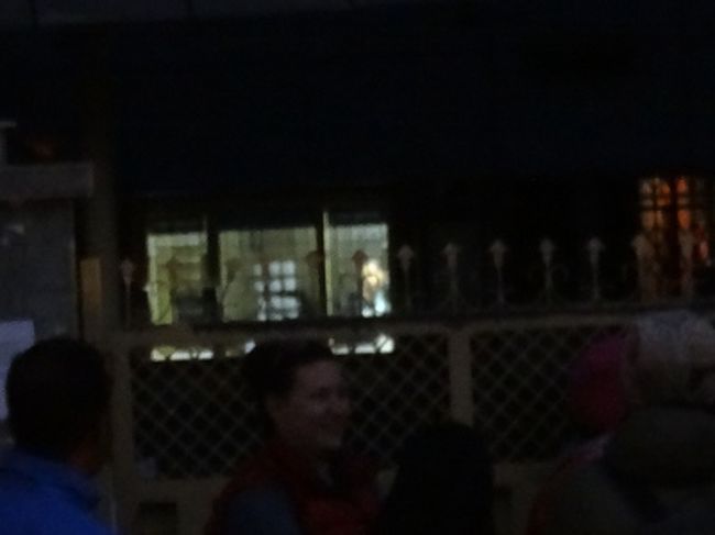 　職員達が次々と帰宅する中、5時40分になってやっと開門。最後の最後まで無駄に待たされました。まったく、ビザセンターのスタッフは、我々ツーリストを家畜か何かとでも思ってるんですかね。一部のインド人にとって、カースト外の外国人など恐れるに足りません。<br /><br />　ゲートが開くと同時に、50人ほど我先にとなだれ込み、明かりのついた窓口の前に並びます。この時ばかりは番号札もなし。早いもの勝ちなので遠慮なしでいきましょう。一度処理が始まると、列はテンポよく進み、ほとんど最後尾だった私も30分ほどでパスポートを受け取りました。