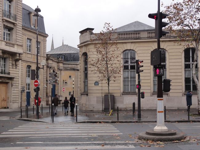 側面の　「ヴァレンヌ駅」　を降りて徒歩で向かいます。<br /><br /><br />エッフェル塔の近くにあります。<br /><br /><br />パリ市内全般に言えるのですが、地下鉄から出て　「方向」　がわかりません。<br /><br /><br />路上の　「地図」　も　「方角」　は示してなかったかと思われます。　