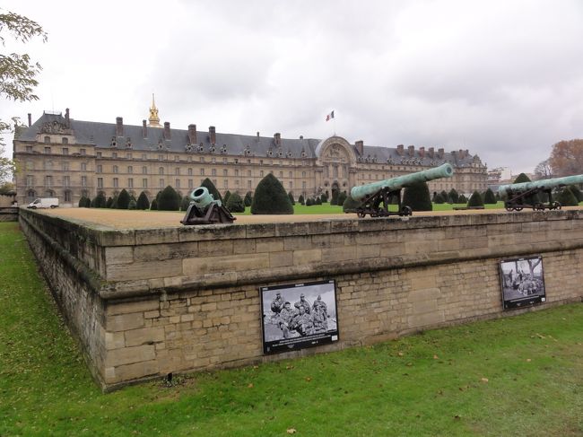 「アンヴァリッド」　は　「傷病兵」　を収容するために造られた建物です。<br /><br /><br />「アンヴァリッド」　を直訳すると　「老兵院」　です。