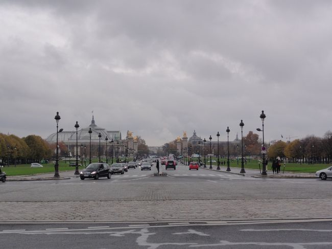 振り返ると、広い道路が　「シャンゼリゼ通り」　につながります。