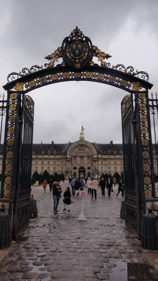 「正面の門」　です。