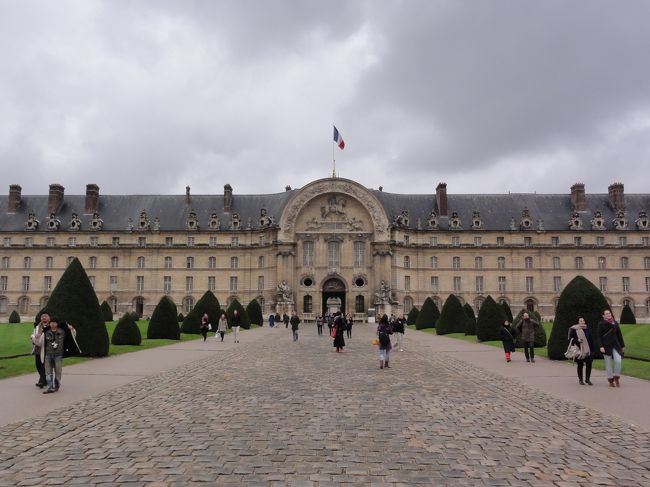 門をくぐって歩きます。